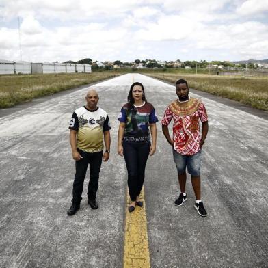 PORTO ALEGRE, RS, BRASIL - 08/03/2018 - Compositores que pela primeira vez ganharam a competição de samba-enredo nas suas escolas mas não terão suas músicas tocadas na avenida. Na foto: Arilson Trindade, 47 anos, Michéle da Rosa Volkweis, 38 anos, e Flavio Ramires, 25 anos. (FOTO: ANSELMO CUNHA/AGENCIA RBS)