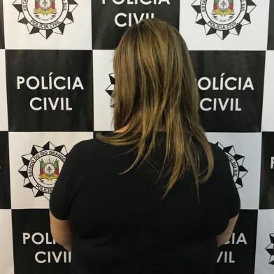 A Polícia Civil de Caxias do Sul prendeu, na manhã desta sexta-feira, uma mulher de 31 anos investigada por tráfico de drogas no bairro Jardelino Ramos. Ela era procurada desde o dia 30 de janeiro, quando a Delegacia de Furtos, Roubos, Entorpecentes e Capturas (Defrec) deflagrou a Operação Madre. A foragida, que estava com a prisão preventiva decretada, foi capturada no bairro Presidente Vargas.