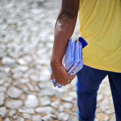  GRAVATAÍ, RS, BRASIL - 17/03/2017 : Precariedade nos serviços dos Correios sobrecarregam os carteiros que seguem trabalhando, como o funcionário Márcio. Obs.: NÃO PODEMOS IDENTIFICÁ-LO. (FOTO: BRUNO ALENCASTRO/AGÊNCIA RBS)