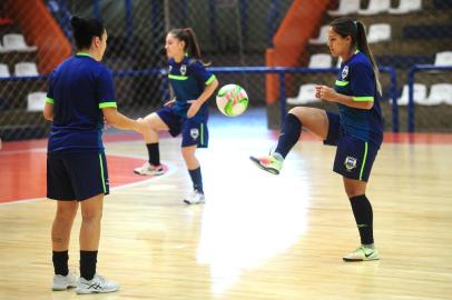  CAXIAS DO SUL, RS, BRASIL, 07/03/2018. Seleção brasileira de futsal feminino treina nesta semana em Carlos Barbosa, onde disputará amistoso contra o Paraguai, no domingo.O jogo e as atividades são no Centro de Eventos Sérgio Luiz Guerra, casa da ACBF. Na foto, a fixa caxiense Diana. (Diogo Sallaberry/Agência RBS)