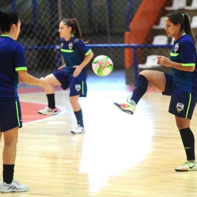  CAXIAS DO SUL, RS, BRASIL, 07/03/2018. Seleção brasileira de futsal feminino treina nesta semana em Carlos Barbosa, onde disputará amistoso contra o Paraguai, no domingo.O jogo e as atividades são no Centro de Eventos Sérgio Luiz Guerra, casa da ACBF. Na foto, a fixa caxiense Diana. (Diogo Sallaberry/Agência RBS)