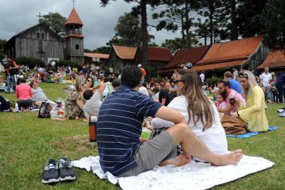  CAXIAS DO SUL, RS, BRASIL 29/03/2015terceira edição do piquenique solidário lotou os pavilhões da festa da uva. Projeto beneficia o Mão Amiga. (Felipe Nyland/Agência RBS)Indexador: FELIPE NYLAND                   