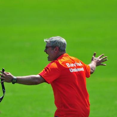 PORTO ALEGRE, RS, BRASIL, 08-11-2017. Inter treina no CT Parque Gigante e, após, o time apresentou Patrick. Na foto, o técnico Odair Hellmann. (FOTO FÉLIX ZUCCO/AGÊNCIA RBS, Editoria de Esportes)