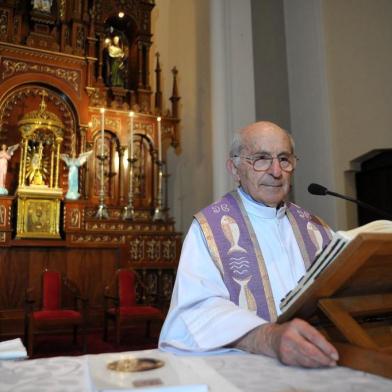  CAXIAS DO SUL, RS, BRASIL, 09/03/2018 - Após 25 anos de sacerdócio , Padre Nivaldo deixa a paróquia de Nossa Senhora de Lourdes. Ele vai atuar apenas como pároco emérito. (Marcelo Casagrande/Agência RBS)