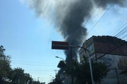  Incêndio atinge loja de pneus em Canoas