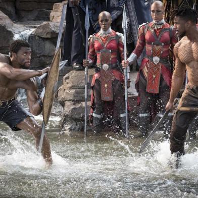 Chadwick Boseman como TChalla, o Pantera Negra (à direita) enfrenta seu antagonista Erik Killmonger (Michael B. Jordan) no filme Pantera Negra