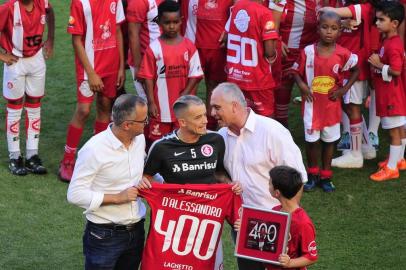  PORTO ALEGRE, RS, BRASIL - 11/03/2018 - Inter recebe o Grêmio no estádio Beira-Rio pelo Gauchão de 2018. DAlessandro recebe placa comemorativa pelos 400 jogos com a camisa do Inter. (André Ávila/Agencia RBS)