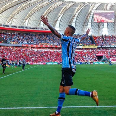 RS - FUTEBOL/CAMPEONATO GAUCO 2018/GRENAL - ESPORTES - Lance da partida entre Gremio e Internacional disputada na tarde deste domingo no Estadio Beira-Rio valida pelo Campeonato Gaucho 2018. FOTO: LUCAS UEBEL/GREMIO FBPA