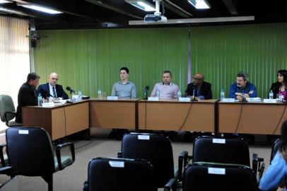  Caxias do Sul, RS, Brasil. Comissão Processante do Pedido de Impeachment do prefeito Daniel Guerra. Na foto, sessão presidida por Édio Eloi Frizzo, ouve  Julio César Freitas, chefe de gabinete. Presente o advogado Heron Fagundes. (Roni Rigon/Pioneiro).