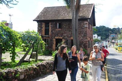  CAXIAS DO SUL, RS, BRASIL (05/03/2016) Casa de Pedra 2016. Turistas visitam a Casa de Pedra em plena Festa da Uva. na foto, visitantes de Porto Alegre. (Roni Rigon/Pioneiro)