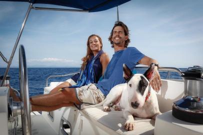 Sarah Moreira e Renato Matiolli deixaram seus empregos e o ritmo frenético do Rio de Janeiro para conhecer o mundo a bordo de um catamarã, na companhia do bull terrier Feijão. O projeto foi batizado de Sail Ipanema.