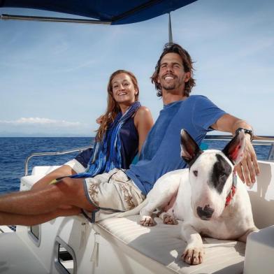 Sarah Moreira e Renato Matiolli deixaram seus empregos e o ritmo frenético do Rio de Janeiro para conhecer o mundo a bordo de um catamarã, na companhia do bull terrier Feijão. O projeto foi batizado de Sail Ipanema.