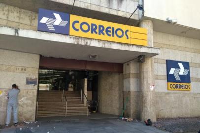  PORTO ALEGRE, RS, BRASIL, 12-03-2018. Agência central dos Correios, na Av Siqueira Campos, em atentimento parcial devido a greve dos funcionários. (ANSELMO CUNHA/AGÊNCIA RBS)