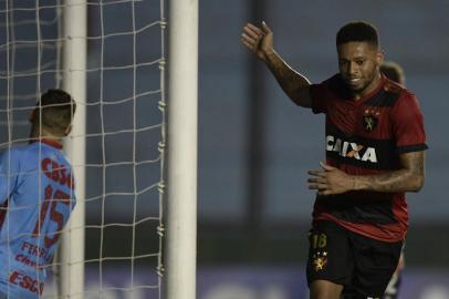 Brazils Sport Recife forward Andre Felipe (R) celebrates after scoring against Argentinas Arsenal during their Copa Sudamericana second stage second leg football match at the Arsenal stadium in Sarandi, Buenos Aires, on July 27, 2017. / AFP PHOTO / Juan MABROMATA