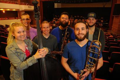  CAXIAS DO SUL, RS, BRASIL 12/03/2018Grupos de Câmara da Orquestra Sinfônica da Universidade do Norte do Iowa, nos Estados Unidos, ensaiam no UCS Teatro para uma série de apresentações em Caxias do Sul com a Orquestra Sinfônica da Universidade de Caxias do Sul (Osucs).Na foto, os integrantes do Jazz Combo, atração desta terça (13/3), no Mississippi Delta Blues Bar. (Felipe Nyland/Agência RBS)