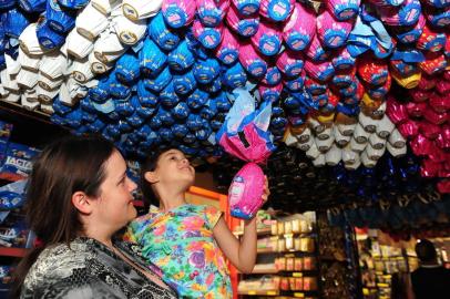  CAXIAS DO SUL, rs, Brasil  (09/03/2018). Feira de Páscoa 2018. Reportagem verifica opções de ovos de chocolate no Super Andreazza. (Roni Rigon/Pioneiro).