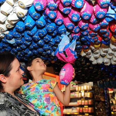  CAXIAS DO SUL, rs, Brasil  (09/03/2018). Feira de Páscoa 2018. Reportagem verifica opções de ovos de chocolate no Super Andreazza. (Roni Rigon/Pioneiro).