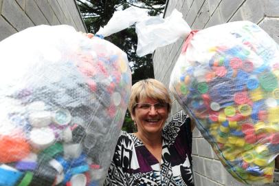  CAXIAS DO SUL, RS, BRASIL (09/03/2018). Engenharia Solidária na UCS  destina material reciclável para causa animal. A professora Rejane Rech, da UCS,  mostra o trabalho de recolher  tampinhas plásticas. (Roni Rigon/Pioneiro).