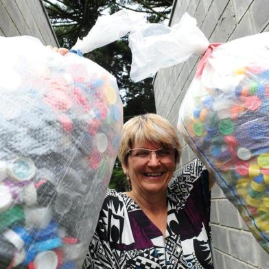  CAXIAS DO SUL, RS, BRASIL (09/03/2018). Engenharia Solidária na UCS  destina material reciclável para causa animal. A professora Rejane Rech, da UCS,  mostra o trabalho de recolher  tampinhas plásticas. (Roni Rigon/Pioneiro).