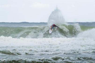 O brasileiro Gabriel Medina durante bateria da primeira fase na etapa de Gold Coast (Austrália) do Circuito Mundial de surfe.