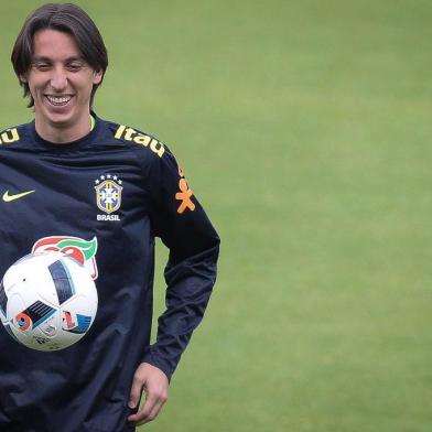 QUITO, EQUADOR - Pedro Geromel durante o segundo Treino da Seleção Brasileira antes do jogo contra o Equador pela sétima rodada das eliminatórias sul-americanas para a Copa da Rússia de 2018 em Quito. FOTO: PEDRO MARTINS, MOWA PRESS