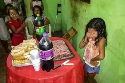 Menina se emociona em primeira festa de aniversário