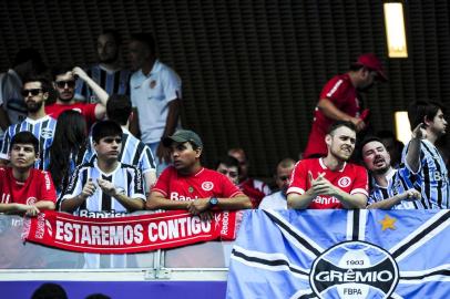  PORTO ALEGRE, RS, BRASIL, 26-04-2015 : Torcida mista se prepara para o Gre-Nal de número 405, primeira partida da final do Campeonato Gaúcho 2015, entre Grêmio e Internacional, na Arena. (Foto: Mateus Bruxel/Agência RBS, Editoria Esportes)Indexador: DIEGO VARA