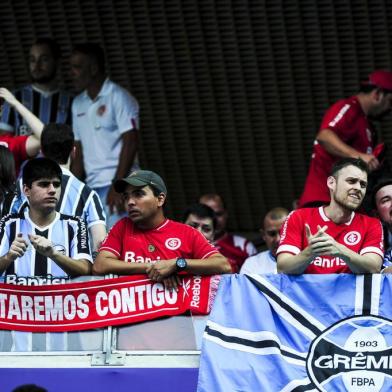  PORTO ALEGRE, RS, BRASIL, 26-04-2015 : Torcida mista se prepara para o Gre-Nal de número 405, primeira partida da final do Campeonato Gaúcho 2015, entre Grêmio e Internacional, na Arena. (Foto: Mateus Bruxel/Agência RBS, Editoria Esportes)Indexador: DIEGO VARA