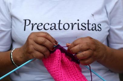  Conhecidas como Tricoteiras do RS, grupo de senhoras precatoristas que protestam pela demora no pagamento das dívidas do Estado fazendo tricô em frente ao Palácio Piratini. Dalila de Souza Gonçalves (calça preta), 70 anos, Leonice Pereira Doval (calça estampada), 68 anos e Maria Helena da Silva (senhora grisalha) 83 anos, são as três remanescentes do grupo das tricoteiras, que perdeu sete integrantes no acidente do voo 3054 da TAM, em 2007 no aeroporto de Congonhas em São Paulo.Indexador: Diego Vara