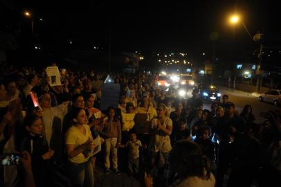  CAXIAS DO SUL, RS, BRASIL, 13/03/2018. Ato que tenta mobilizar a população para encontrar Nayara Soares Gomes, 7 anos, desaparecida desde a última sexta-feira. Caminha da começou Avenida Bom Pastor, no bairro Esplanada, em Caxias do Sul. (Marcelo Casagrande/Agência RBS)