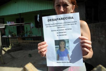  CAXIAS DO SUL, RS, BRASIL, 13/03/2018 - Segue a busca pelo paradeiro de Nayara, 7 anos, que desapareceu no trajeto da escola. As últimas imagens captadas por câmeras de segurança onde a menina aparece são do Mercado Berzan. Familiares imprimiram cartazes com foto da criança. (Marcelo Casagrande/Agência RBS)