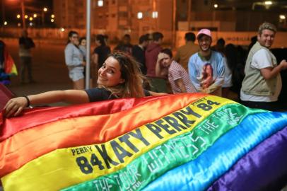  PORTO ALEGRE, RS, BRASIL - 2018.03.13 - Fila de fãns de Katy Perry, na arena do Grêmio, um dia antes do show. Na foto: natalia Fernandes (Foto: ANDRÉ ÁVILA/ Agência RBS)