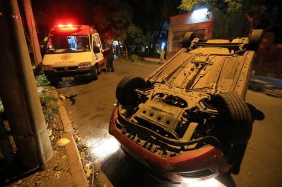  PORTO ALEGRE, RS, BRASIL, 13/03/2018. Um acidente de trânsito acabou com um carro capotado e ao menos uma pessoa ferida, na noite desta terça-feira (13), em Porto Alegre. O caso foi registrado na Rua General Caldwell, próximo ao cruzamento com a Avenida Erico Veríssimo. A motorista do carro estava com alguns ferimentos nas pernas. Ela estaria sozinha no carro no momento do fato. Uma moradora informou que viu o carro, um Ford Fiesta com placas de Porto Alegre, trafegando em baixa velocidade e em zigue-zague antes de colidir com uma árvore e capotar. (Foto: ANDRÉ ÁVILA/ Agência RBS)