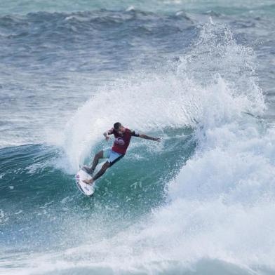 O surfista brasileiro Filipe Toledo durante bateria em Gold Coast, na Austrália, na primeira etapa do Circuito Mundial de surfe.