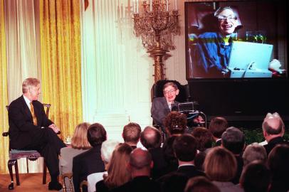  (FILES) In this file photo taken on March 6, 1998, US President Bill Clinton (L) and British professor Stephen Hawking (R) watch a scene from Star Trek the Next Generation during a Millennium Evening at the White House in Washington, DC. Renowned British physicist Stephen Hawking, whose mental genius and physical disability made him a household name and inspiration across the globe, has died at age 76, a family spokesman said on March 14, 2018. / AFP PHOTO / Tim SLOANEditoria: SCILocal: WashingtonIndexador: TIM SLOANSecao: science (general)Fonte: AFPFotógrafo: STF