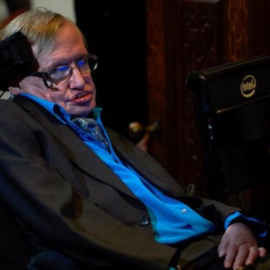 British scientist Stephen Hawking attends a press conference in London on July 20, 2015, where he and Russian entrepreneur and co-founder of the Breakthrough Prize, Yuri Milner, annouced the launch of Breakthrough Initiative, a new project to attempt to detect life in the Cosmos.  AFP PHOTO / NIKLAS HALLEN