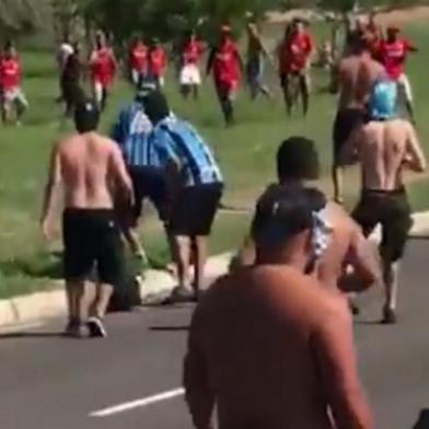 Briga entre torcedores do Grêmio e do Inter antes do Gre-Nal