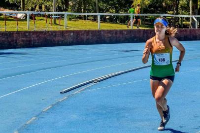  A bento-gonçalvense Hélen Spadari conquistou ótimos resultados no Grand Prix Darwin Piñeyrua, que ocorreu em Montevidéu, no Uruguai. A atleta foi campeã dos 3 mil metros com obstáculos e ficou na oitava colocação nos 5 mil metros rasos.