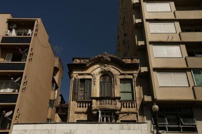  PORTO ALEGRE, RS, BRASIL, 13/03/2018 - Antigo casarão dos leões, na rua dos Andradas, abandonado há mais de 15 anos, será revitalizado e abrigará instituto cultural. (FOTOGRAFO: CARLOS MACEDO / AGENCIA RBS)