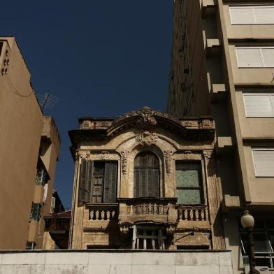  PORTO ALEGRE, RS, BRASIL, 13/03/2018 - Antigo casarão dos leões, na rua dos Andradas, abandonado há mais de 15 anos, será revitalizado e abrigará instituto cultural. (FOTOGRAFO: CARLOS MACEDO / AGENCIA RBS)