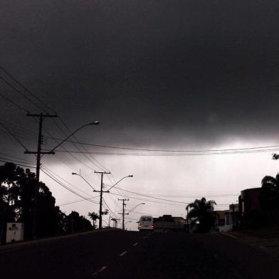 *** Chuva/temporal-RW ***Temporal, perimetral oeste céu escuro e nuvens carregadas