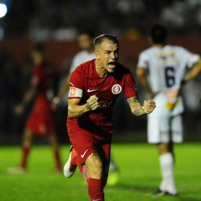  CIANORTE, PR, BRASIL - 14/03/2018 - Cianorte enfrenta o Inter pela terceira fase da Copa do Brasil. No lance, Patrick e DAlessandro. (Ricardo Duarte/SC Internacional)Indexador: RICARDO DUARTE                  