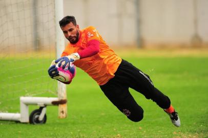  CAXIAS DO SUL, RS, BRASIL, 09/02/2018. Treino do Caxias no campo suplementar. O Caxias está disputando do Campeonato Gaúcho (Gauchão 2018). Na foto, goleiro Gledson. (Porthus Junior/Agência RBS)