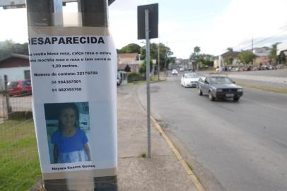  CAXIAS DO SUL, RS, BRASIL, 14/03/2018. Familiares da menina desaparecida em Caxias espalham cartazes pela cidade. Nayara Soares Gomes, sete anos, saiu de casa no início da sexta (09/03), para ir à Escola Municipal de 1º Grau Renato João César, no bairro São Caetano e não foi mais vista. (Porthus Junior/Agência RBS)