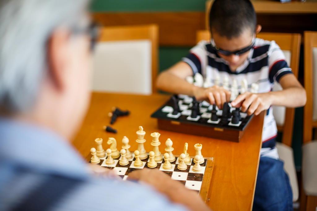 Cego cria grupo para ensinar xadrez a distância para deficientes visuais
