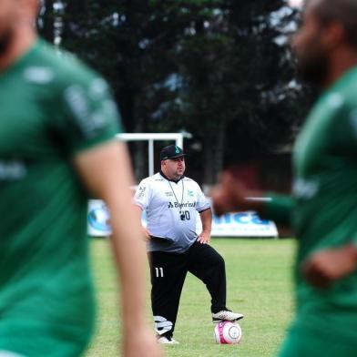  FARROUPILHA, RS, BRASIL, 02/03/2018. Treino do Juventude no Estádio das Castanheiras. Na foto, o novo técnico do Juventude, Julinho Camargo. (Diogo Sallaberry/Agência RBS)