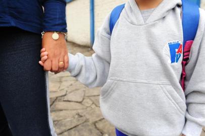  CAXIAS DO SUL, RS, BRASIL (15/03/2018). Rosane Piroli relata sua dificuldade para encontrar vaga na educação infantil para sua filha Sofia Piroli. (Roni Rigon/Pioneiro).