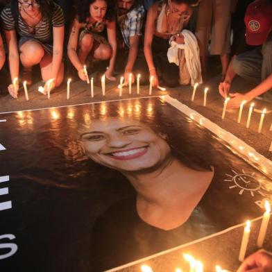  PORTO ALEGRE, RS, BRASIL, 15/03/2018- Manifestação pela Marielle, vereadora do PSOL assassinada no RJ. Ocorre na Esquina Democrática(FOTOGRAFO: ANSELMO CUNHA / AGENCIA RBS)