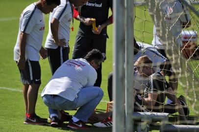 PORTO ALEGRE, RS, BRASIL, 11.03.2018. Inter treina no CT Parque Gigante para o Gre-Nal. Na foto:Klaus, que saiu mancando depois de uma dividida no treino e pode ser dúvida (MATEUS BRUXEL/AGÊNCIA RBS)