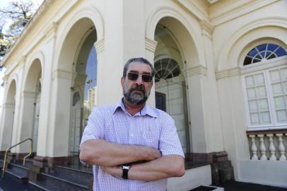  PORTO ALEGRE, RS, BRASIL, 14-03-2018. Retrato Antônio Hohlfeldt, que será o novo presidente da Fundação Theatro São Pedro. (RONALDO BERNARDI/AGÊNCIA RBS)